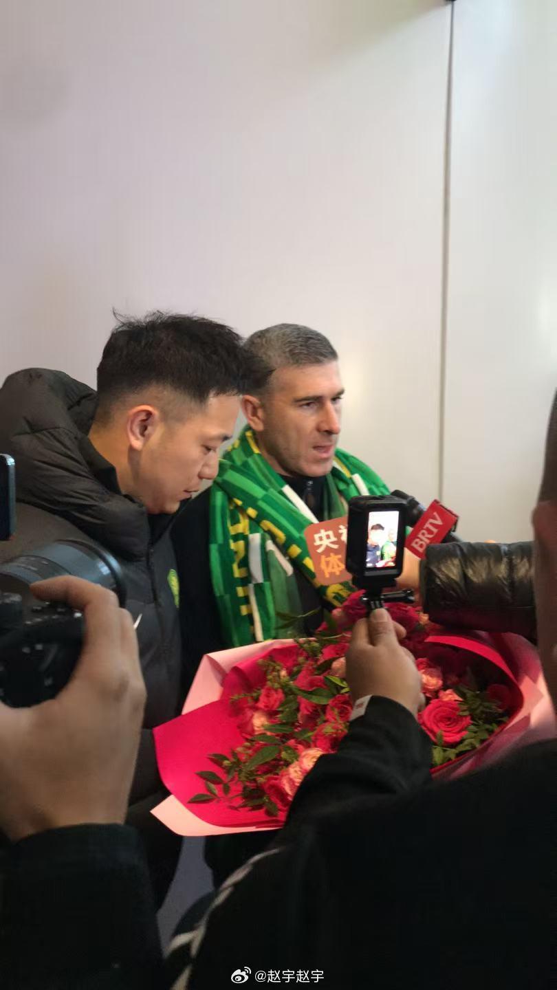 球探体育-新帅到位，国安主教练蒙哥马利已经抵达北京