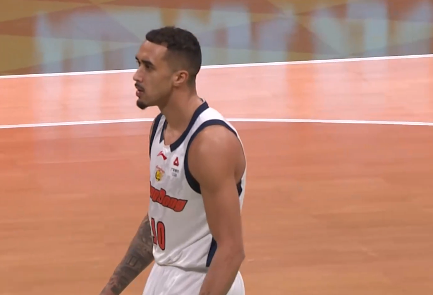 宁队输广东30分！杨鸣个人没输，赢了杜锋一回