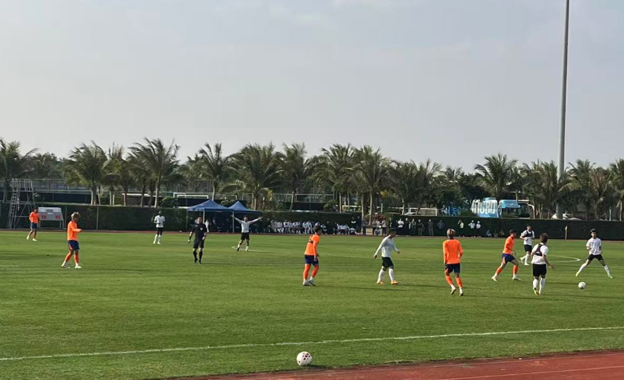 足球比分直播-热身赛山东泰山1比2被大连逆转，新星内切远射破门，两套阵容出场