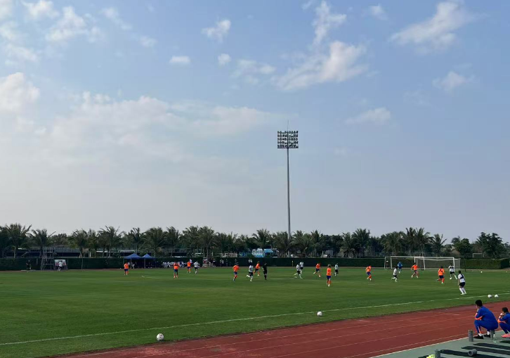 足球比分直播-热身赛山东泰山1比2被大连逆转，新星内切远射破门，两套阵容出场