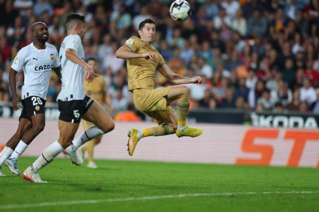 球探体育即时比分比分-简单比赛踢成莱万绝杀救主，西甲还是考验不了巴萨