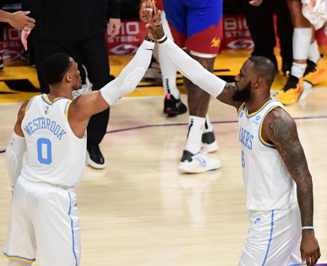 球探体育-5连败后湖人进攻终回暖 詹姆斯：要相信自己的打法