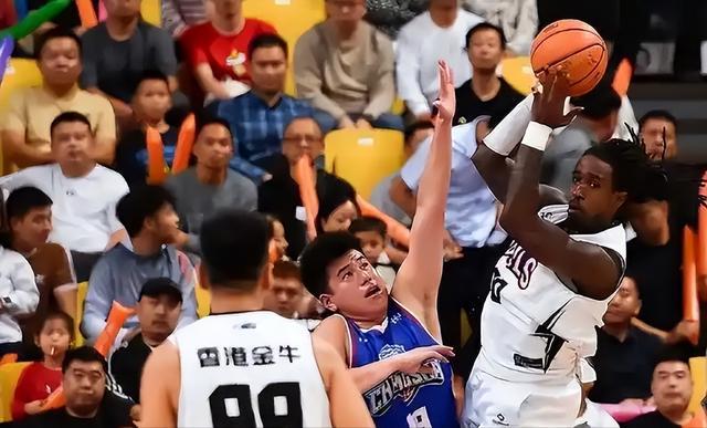 球探体育-首钢内线砍近60分，广东内线被狠打，青训断层有多坑？